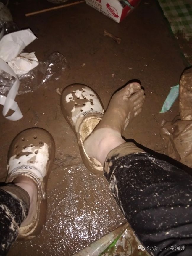 包含“泥泞狂潮：雨后泥地的极速追逐”的词条