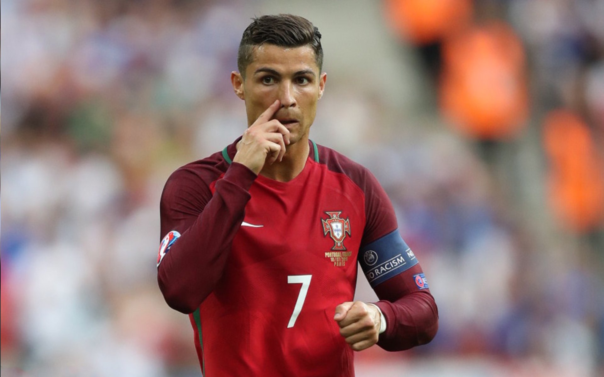 “英超焦点战：两豪门激烈对攻，场面精彩纷呈”，英超两大豪门