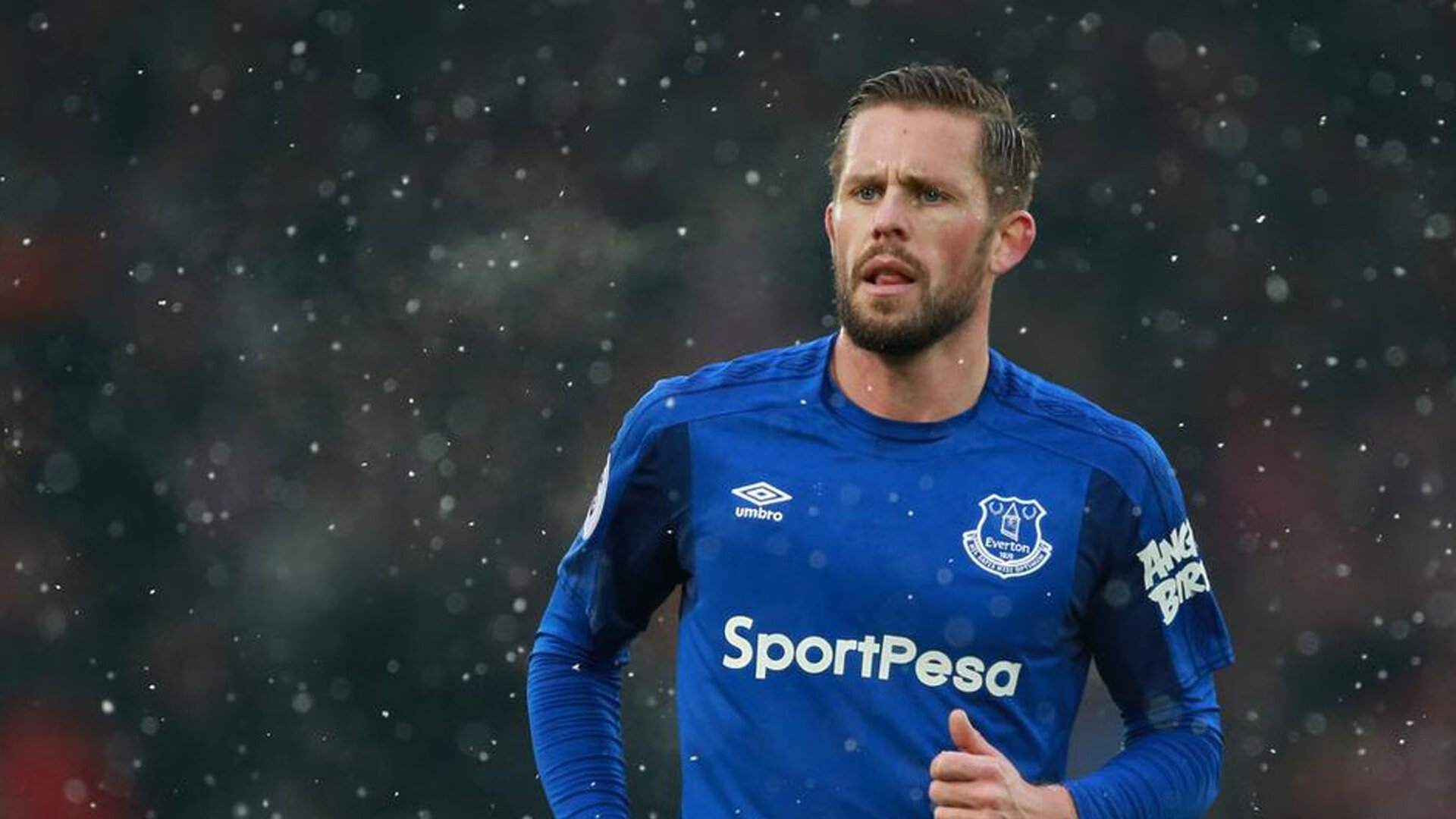 “英超焦点战：两豪门激烈对攻，场面精彩纷呈”，英超两大豪门