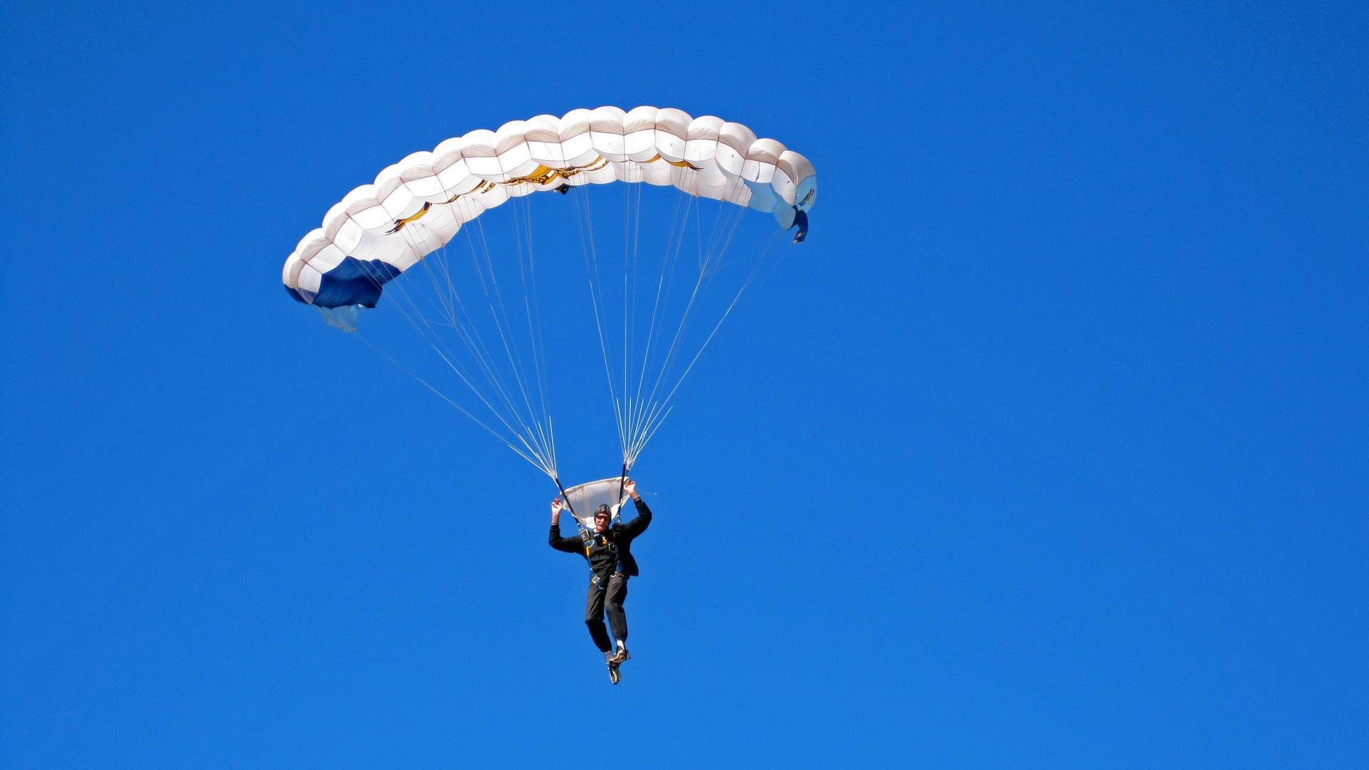 从泥泞到雪地：不同地貌带来的极限驾控，泥泞的雪路